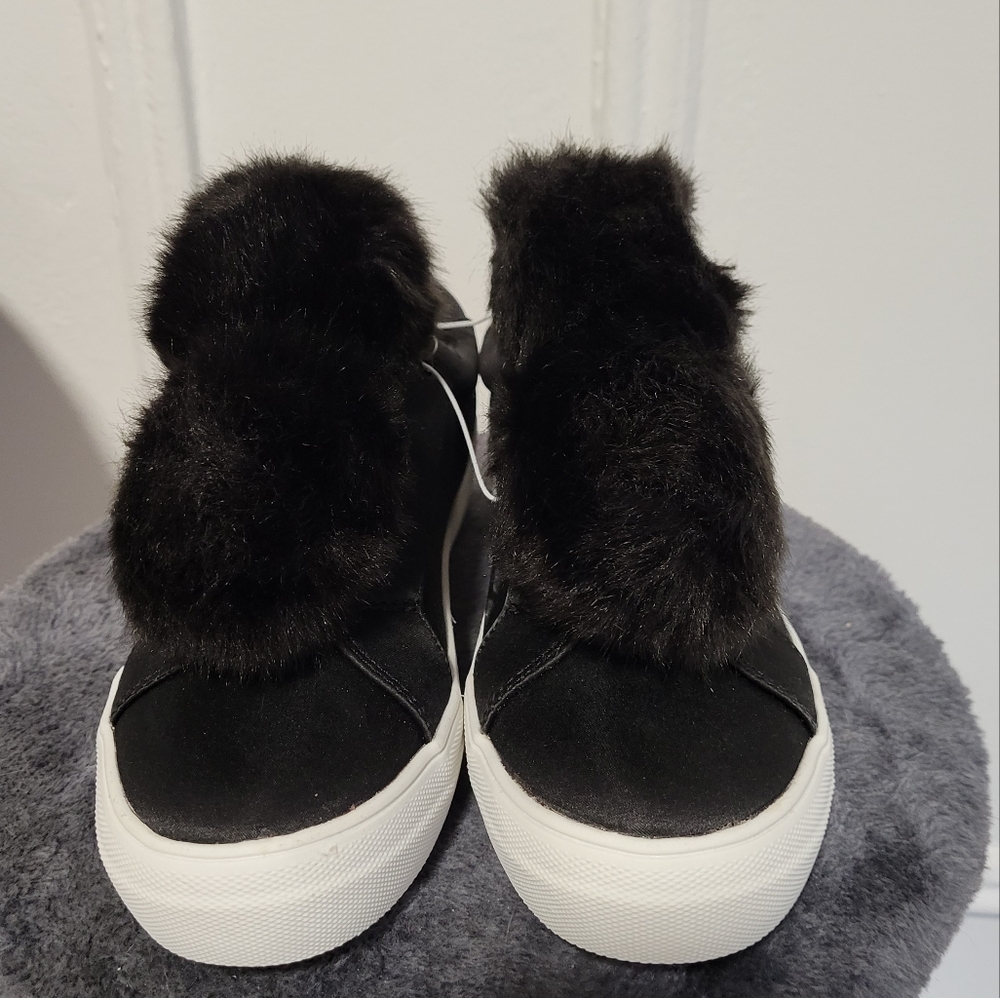 Women Pom Pom Sneakers